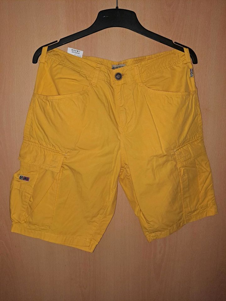 Napapijri Shorts/Chino-Hose kurz + T-shirt in Kaiserslautern