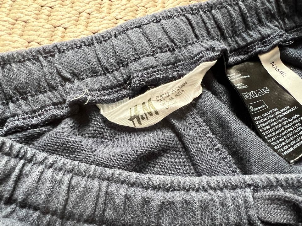 4 Hosen Jogginghosen Jeans 116 für Jungs zusammen für 12€ in Laatzen