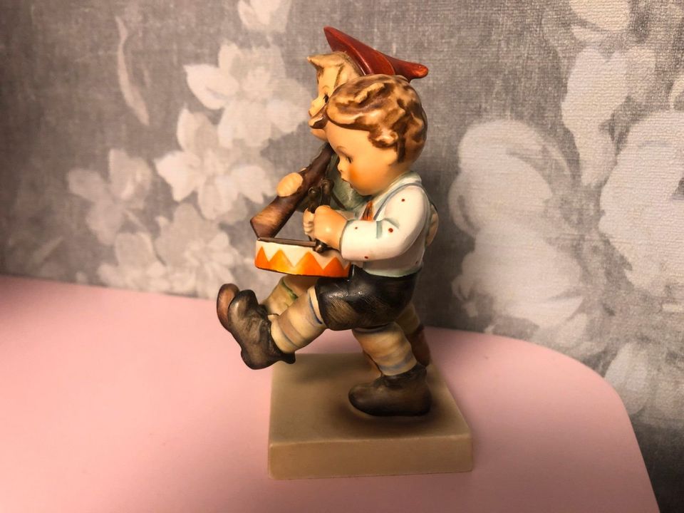 Goebel Hummel " Soldatenspiel " 50 2/0 12,5 cm Porzellan Figur in Velbert