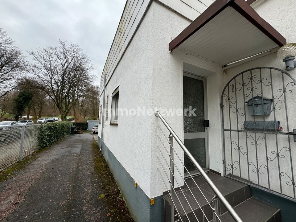 Behagliche Doppelhaushälfte mit zwei Wohneinheiten und geräumigen Garagen in Bochum