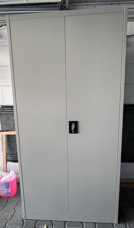 Stahlspind grau mit 6 Fächern und Kleiderstange Fa. TecTake in Fellbach