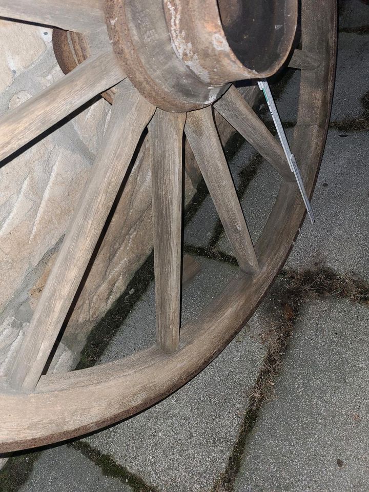 Altes antikes Wagenrad 1,10m Kutsche Deko Tisch Garten in Schloßvippach