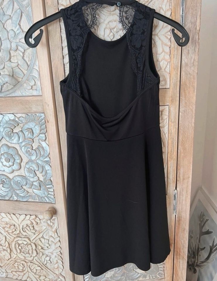 Neues Schwarzes Kleid mit Rückenasschnitt und Spitze Größe S in Unterhaching