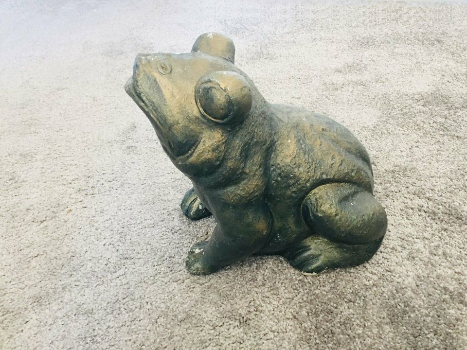 Großer Frosch aus Kunststoff als Gartendeko für draußen geeignet in Bad Harzburg