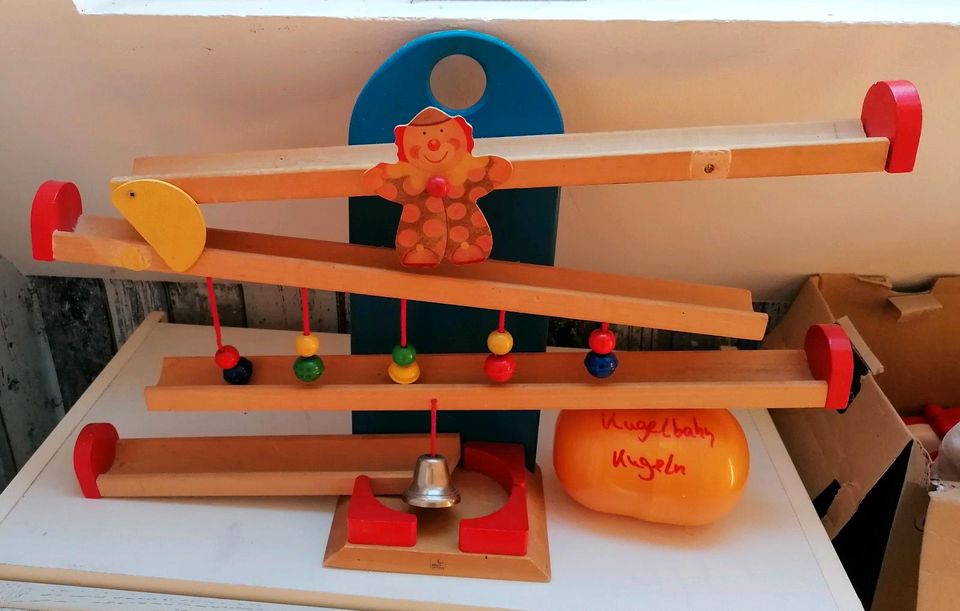 Holzkugelbahn mit 2 Holzkugeln für eine Tafel Kinderschokolade in Schacht-Audorf