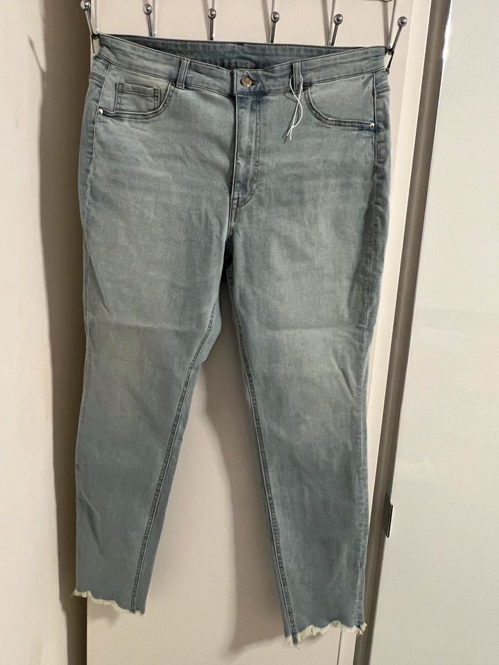 Damen Jeans 5 Stück alle neu mit Etikett in Remscheid