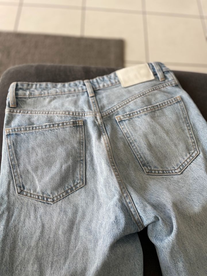 Zara Jeans Bootcut straight legs classic blue jeans S/36 in Stuttgart