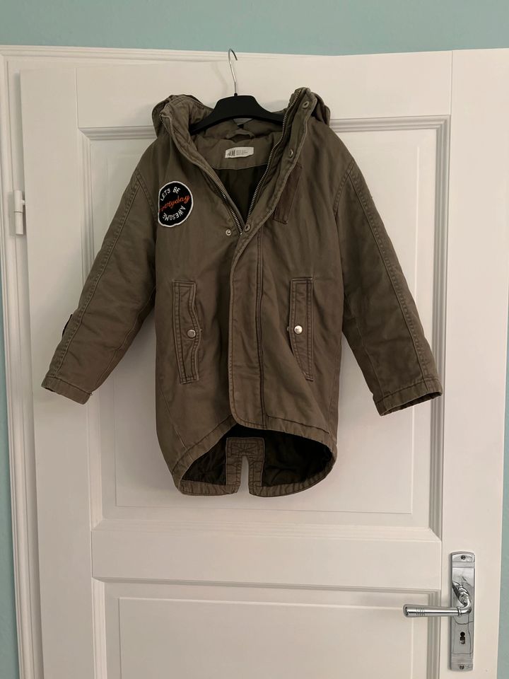 Tolle Jacke Parka Übergangsjacke olivgrün H&M Größe 122 in Seevetal