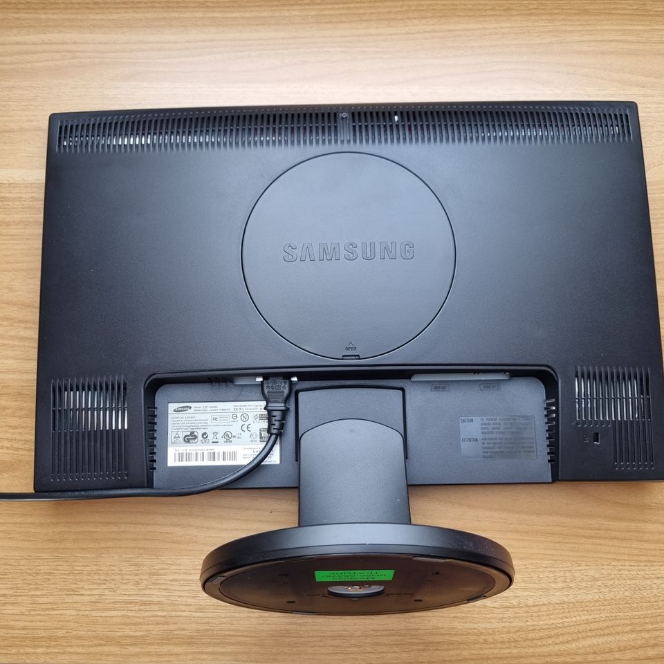 Monitor Samsung Syncmaster 2243 SN 22" Auflösung 1920*1080 in Rottweil