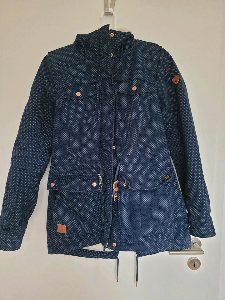 Blaue Winterjacke mit Punkten in Braunschweig