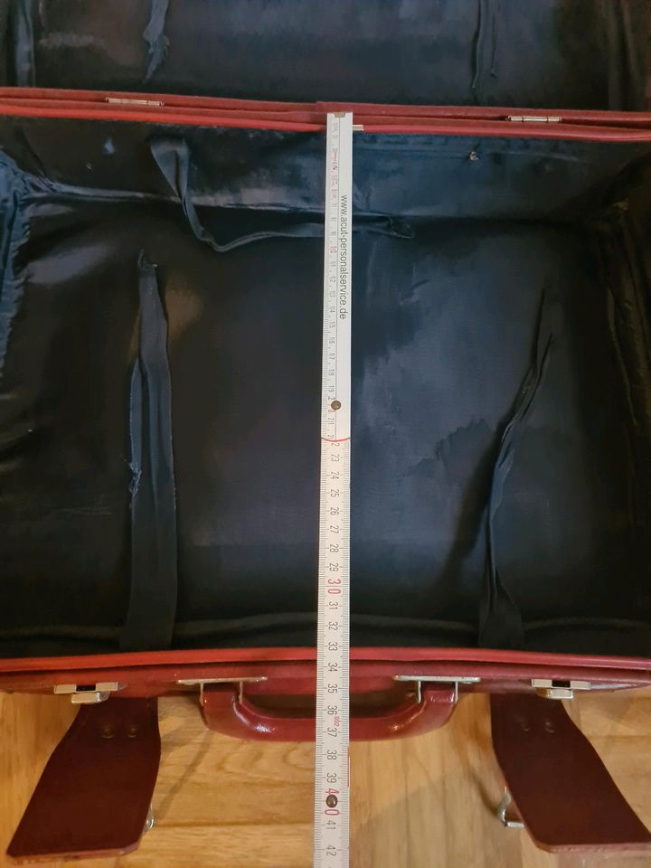 Alter Koffer vintage rot Skai in Kamen