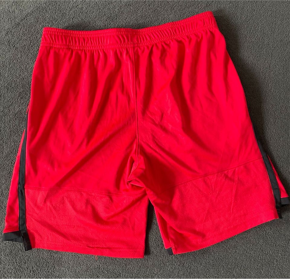 Under Armour Shorts, rot, YXL in Solingen