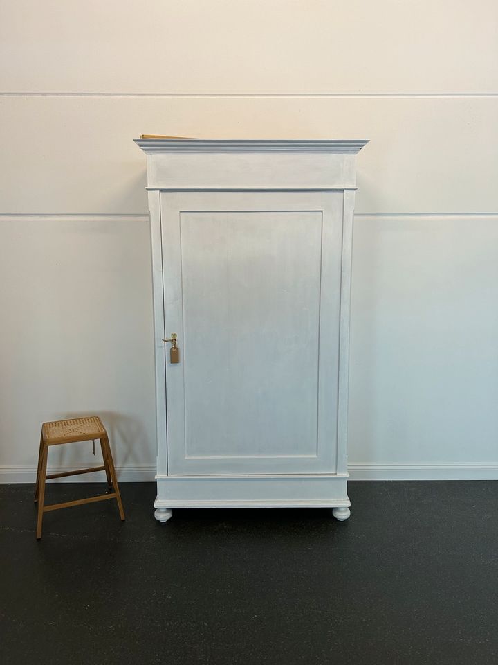 Antiker Schrank / Garderobe im Landhausstil, shabby, vintage 1910 in Hamburg