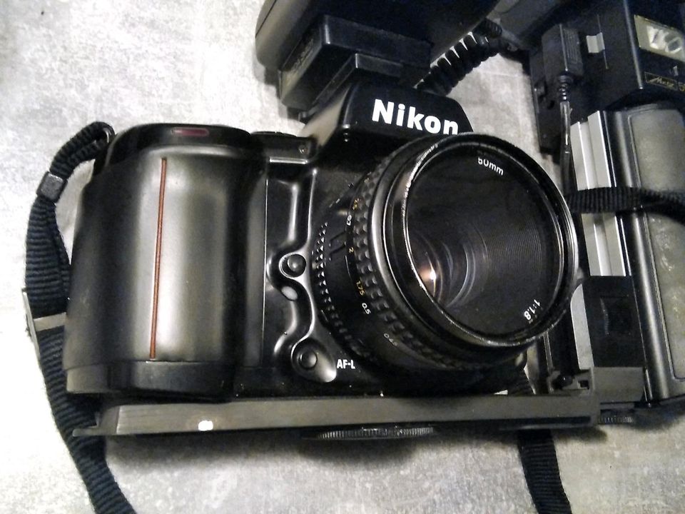 Nikon f90x Fotoapparat+ sämtliches Zubehör inkl Versand in Hannover