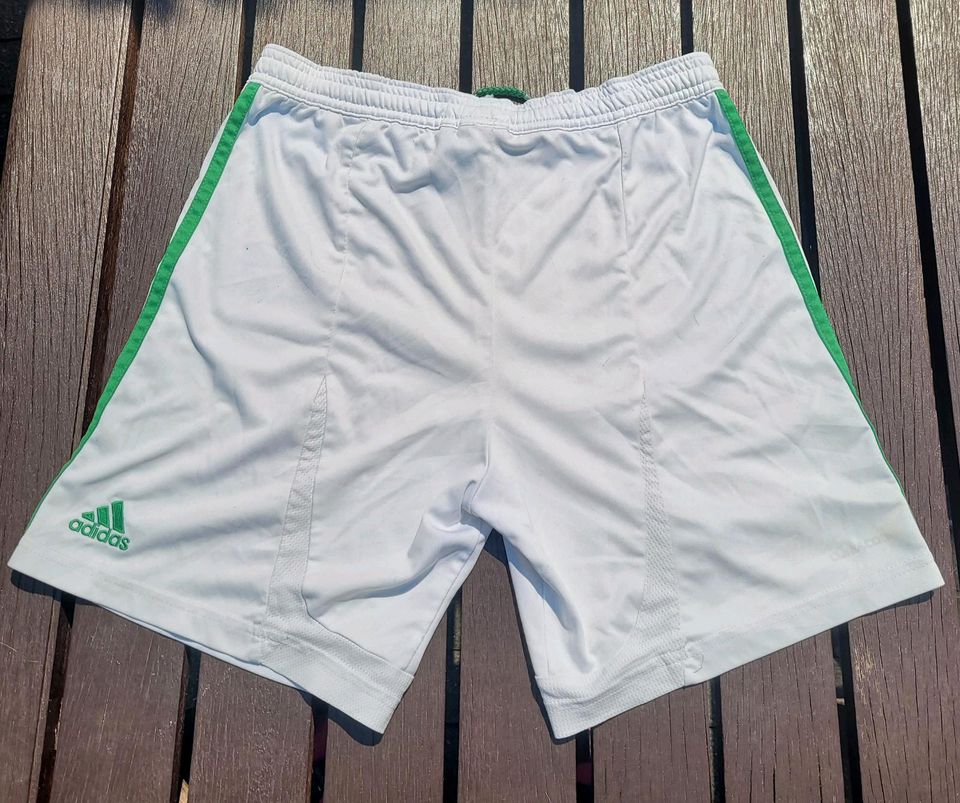 Adidas Fußballhose grün und weiß in Schwalmtal