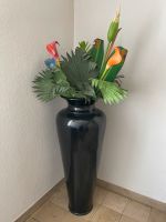 Große schwarze Vase mit Blumengesteck Bayern - Marktoberdorf Vorschau