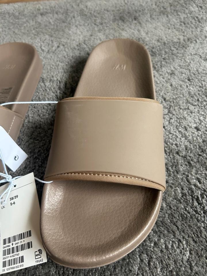Bedruckte Badesandalen Badelatschen H&M Beige H&M NEU 38-39 in Berlin