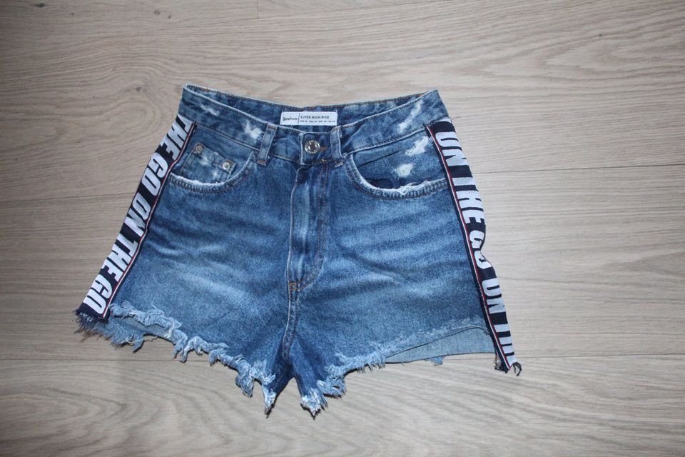 Jeansshorts, kurze Jeans von Stradivarius, Größe 36 in Schönbach