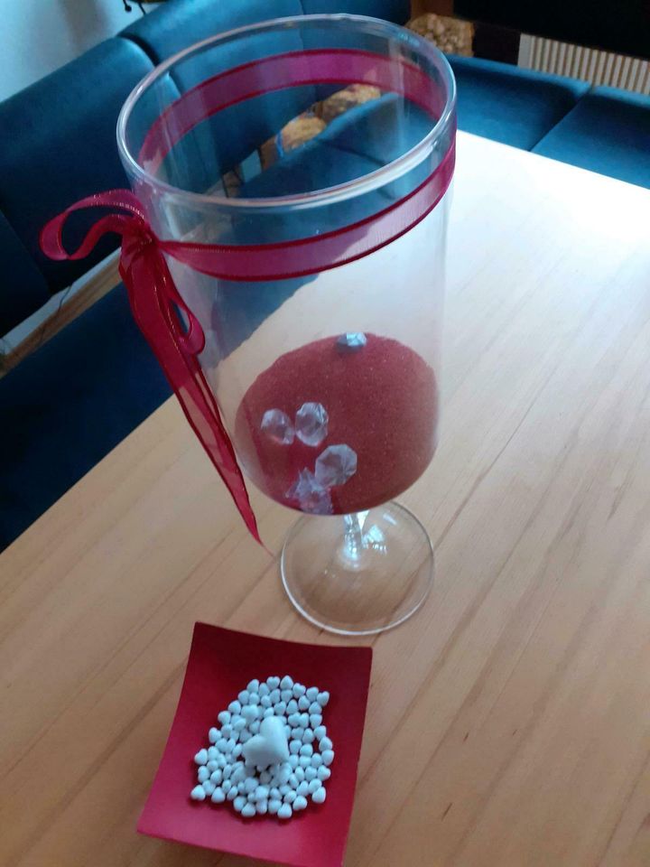 Rote Deko-Schale aus Kunststoff , gefüllt mit den Herzen ❤ in Rosenberg (Baden)