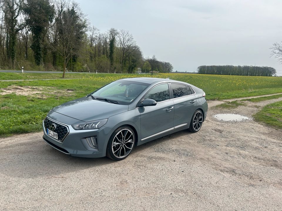 Hyundai Ioniq Prime mit Glasdach und AHK in Meine