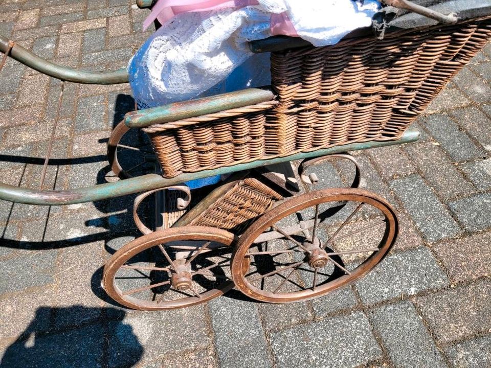 Großer antiker Puppenwagen, Holz und Korbgeflecht in Wissen