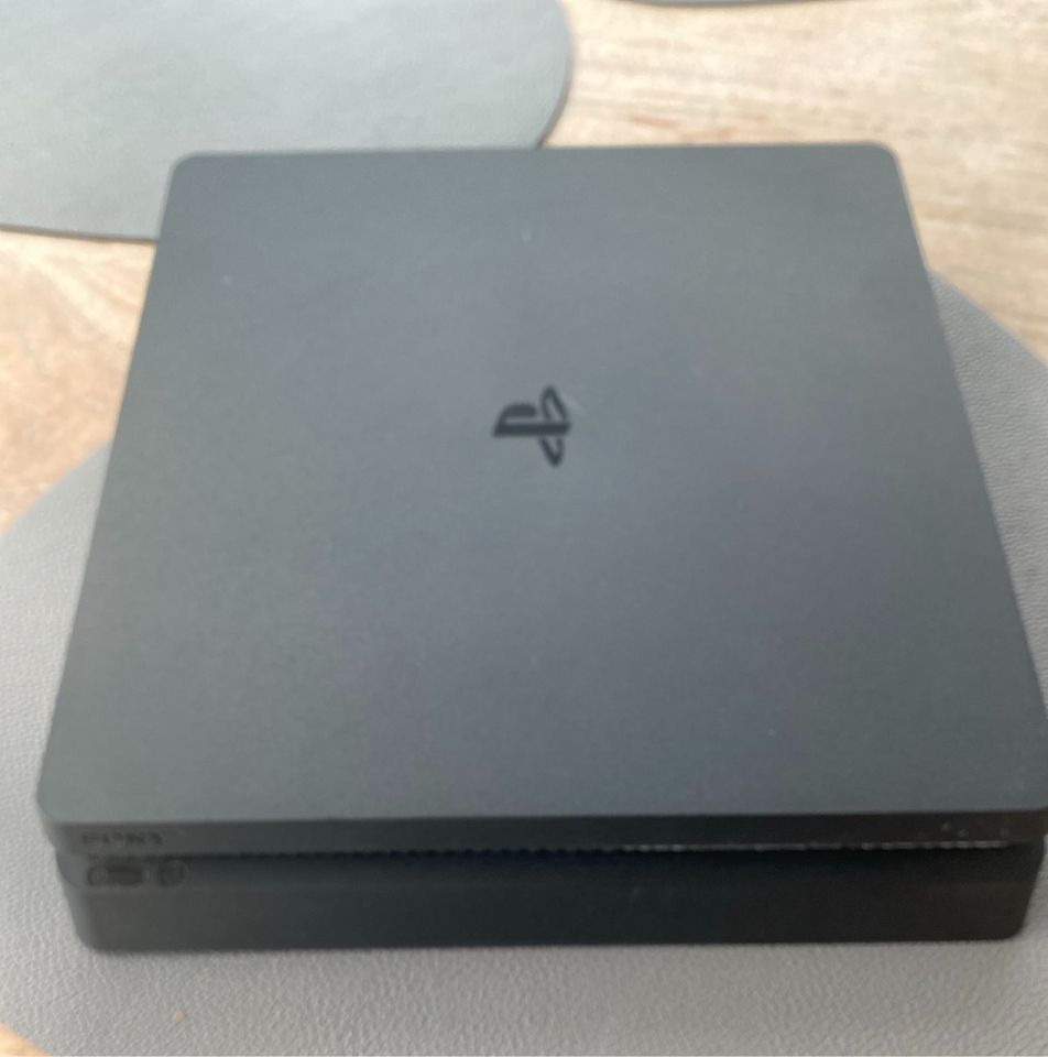 PlayStation 4  mit 2 Controllern in Köln