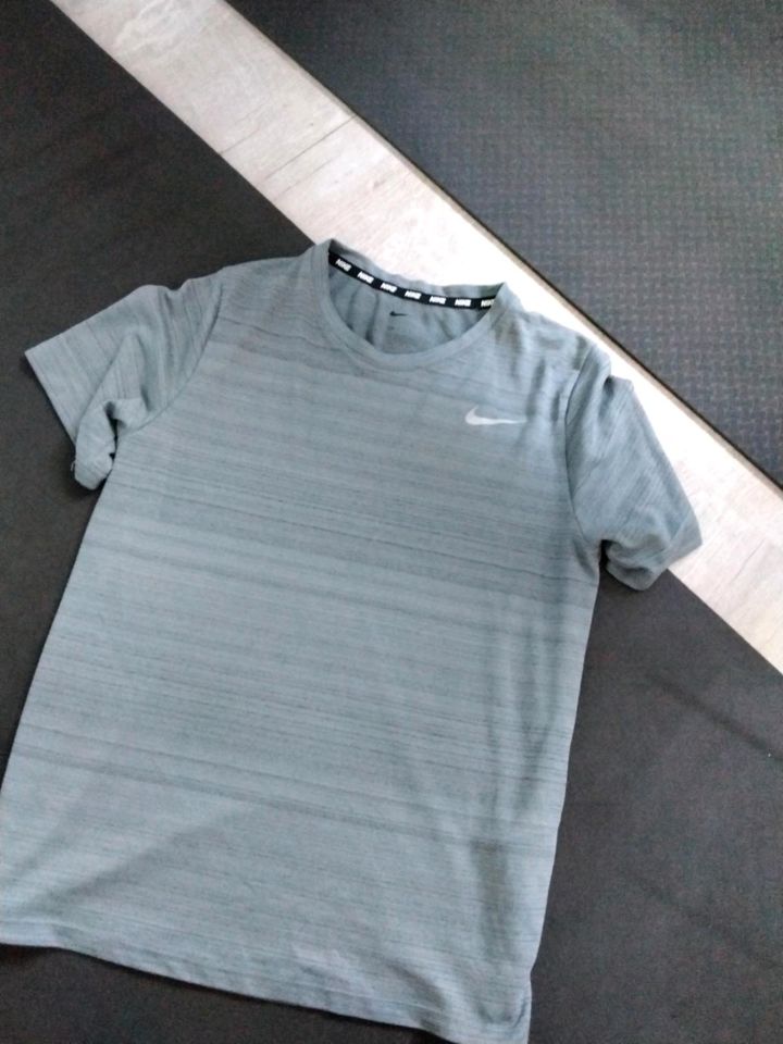 Nike Kinder Tshirt Größe L  (147cm -158cm) in Norderstedt