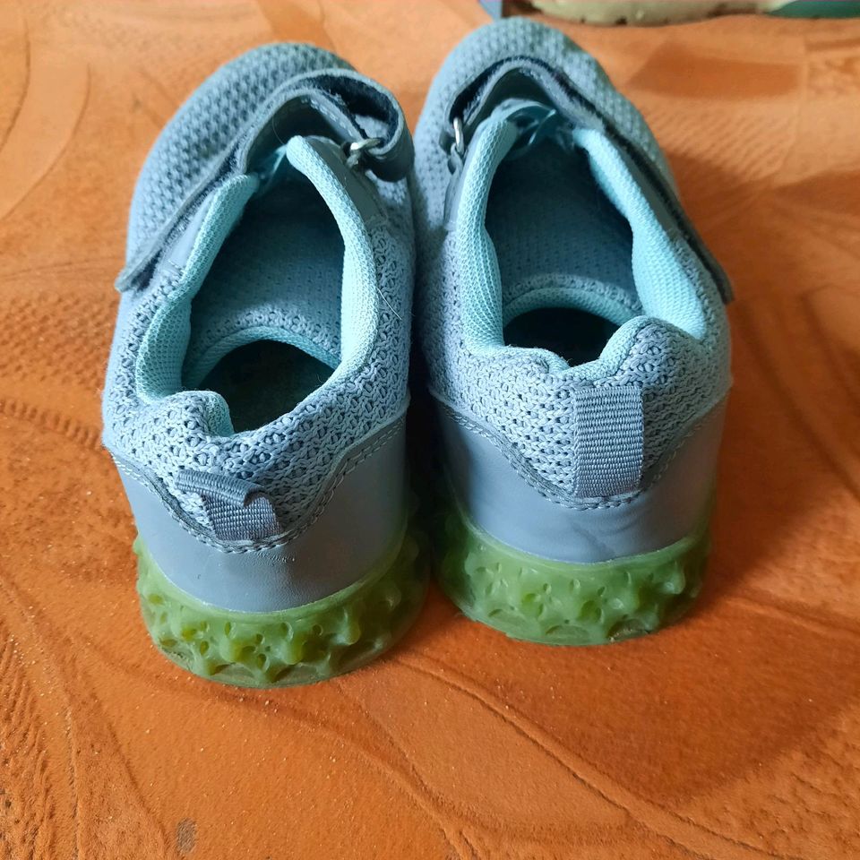 Ein paar schöne Kinder Sneakers in Berlin