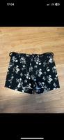 Schwarze Short mit Blumen, Größe 36 Bayern - Raubling Vorschau