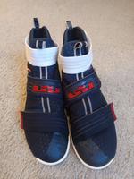 Nike leBron James solider 10 Schuhe herren Friedrichshain-Kreuzberg - Kreuzberg Vorschau
