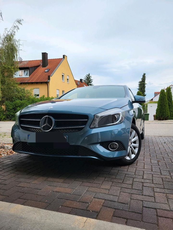 Mercedes-Benz  A 180, Universumblau Metallic in Reichertshofen