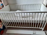 IKEA Solgul Babybett Kleinkindbett weiß Matratze Randschutz Niedersachsen - Wilhelmshaven Vorschau