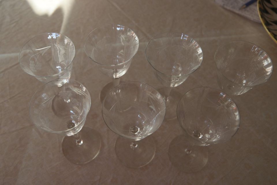 Omas Weingläser 7 Stück Glas Gläser in Berglen