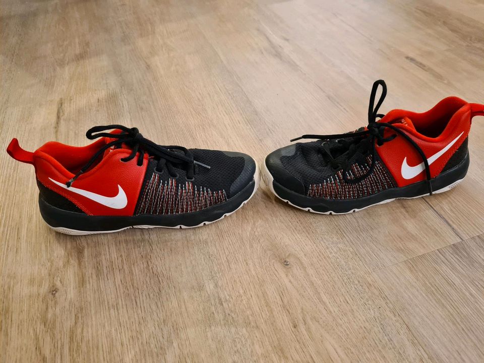 Nike Hustle Turnschuhe 36 schwarz rot Sneakers in Bergisch Gladbach