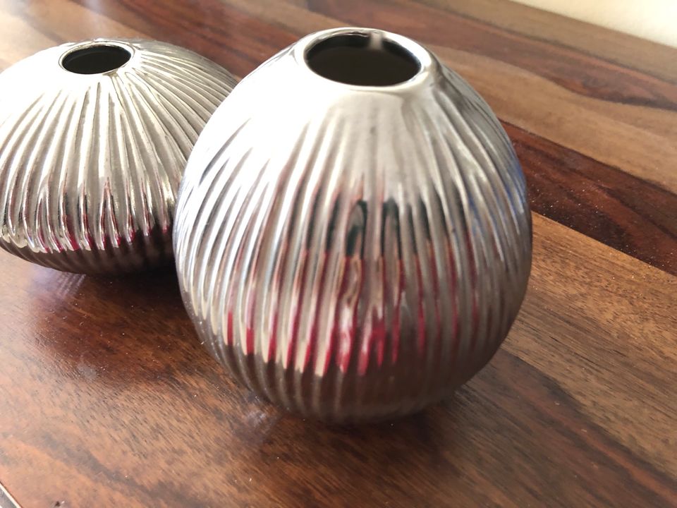 Vasen, zwei kleine Metall Vasen Silber in Kirchlengern