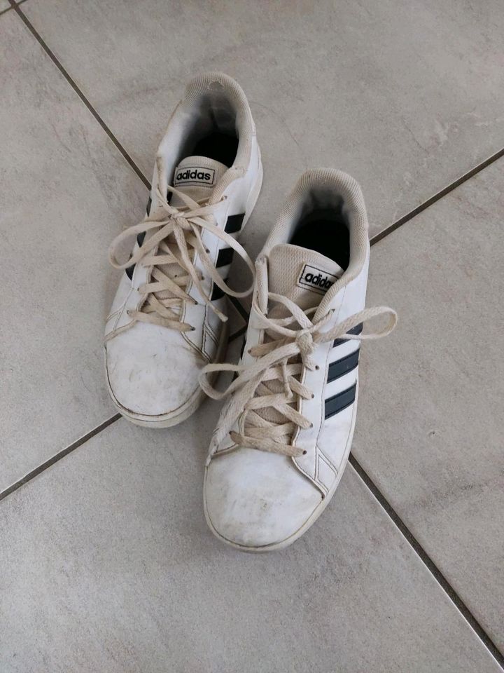 Adidas Schuhe Turnschuhe weiß Größe 38 in Staufen im Breisgau