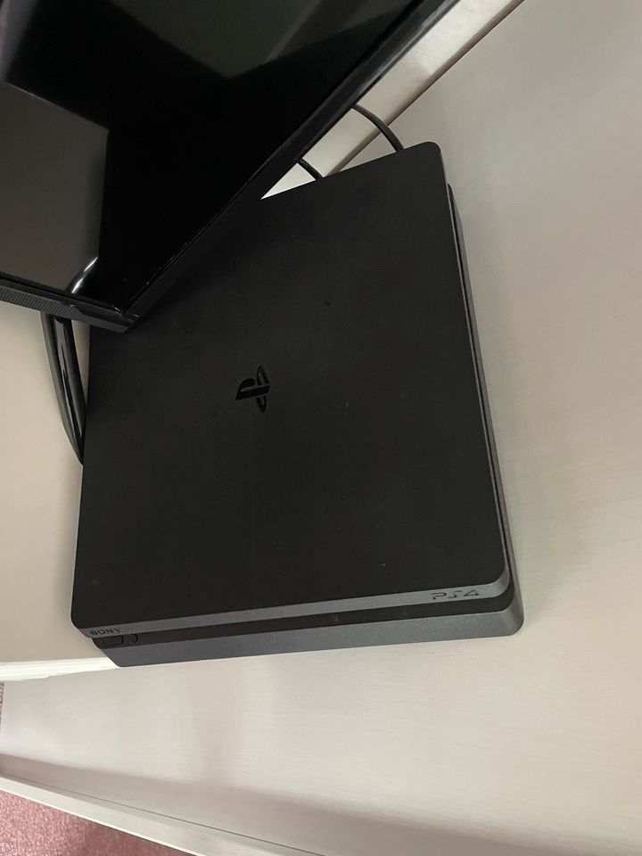 PlayStation 4 SLIM 500GB 2 Controller und 8 Spielen in Wilhelmshaven