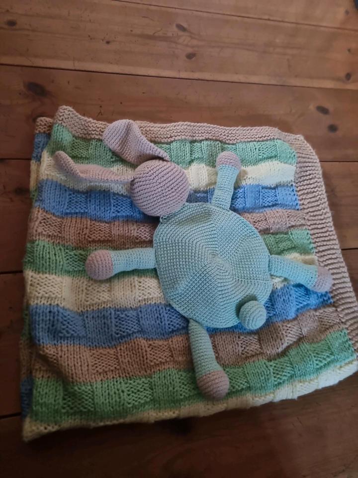 Strickdecke mit Kuscheltier gestrickt Babydecke Set neue in Rostock