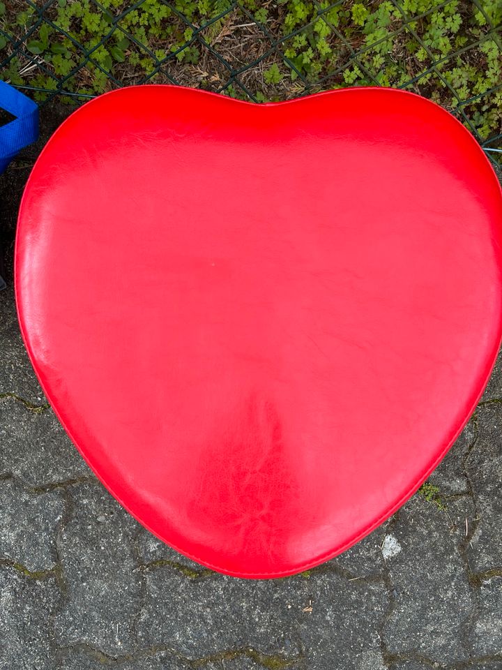 Herzförmiger Sitzhocker mit Stauraum in Herschbach