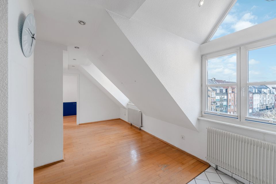Gemütliche 2-3 Zimmer Galeriewohnung mit EBK, Aufzug und Balkon in gefragter Lage von Oberkassel in Düsseldorf