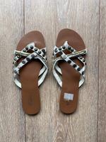 Neu! Buffalo Flip Flop Sandale Gr. 41 weiß Nieten Perlen Nordrhein-Westfalen - Kreuztal Vorschau