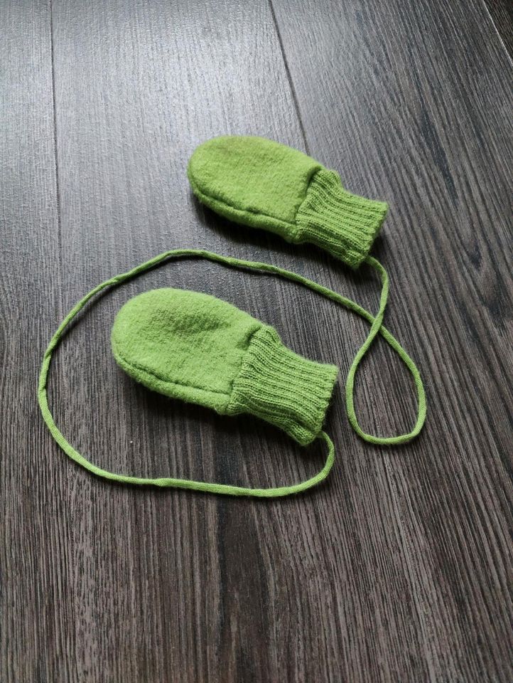 Wollwalk Fäustlinge grün Handschuhe Baby in Wiednitz