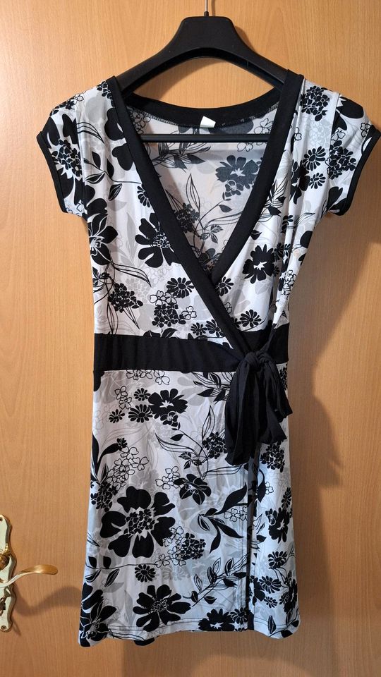Asia style Kleid schwarz weiß Blumen Muster Größe 38/40 in Merzalben