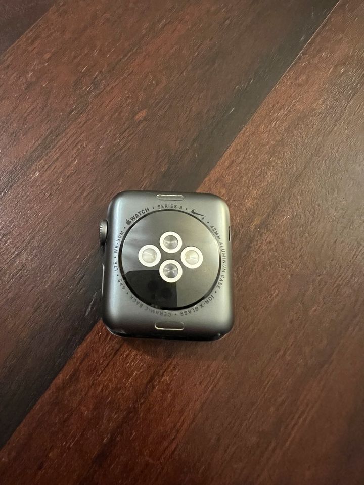 Apple Watch 3 cellular 42 mm Display defekt in München