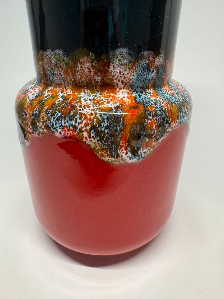 Vase mit Laufglasur in rot, schwarz, bunt Vintage aus Keramik in München