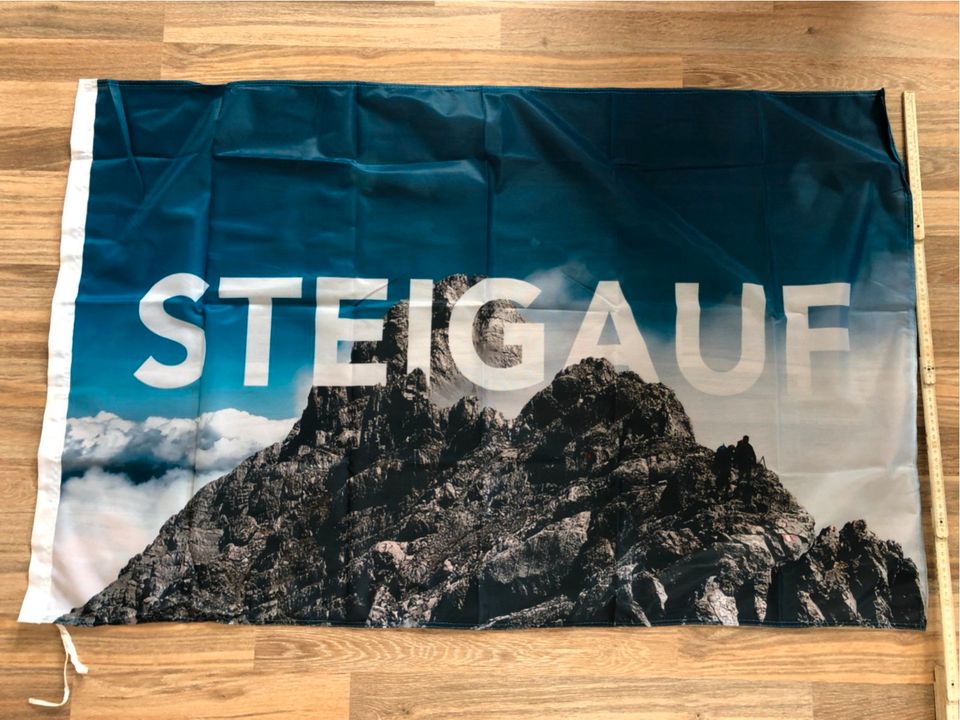 Steig auf Flagge von Bergsteiger in Abtsgmünd