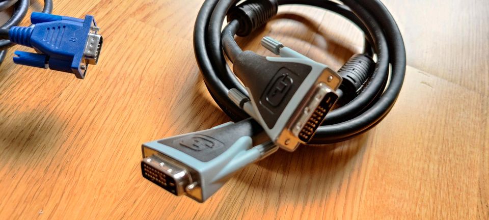 4x HDMI-Kabel + 1x VGA-Kabel + 1x DVI-Kabel + Adapter in München