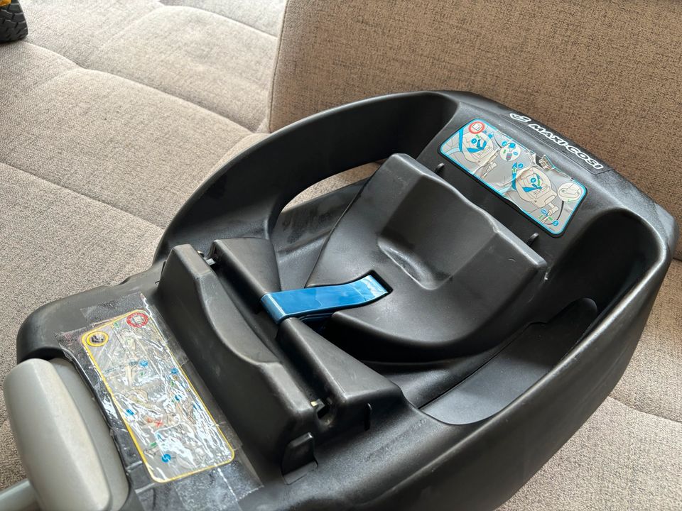 Maxi Cosi Cabrio Fix mit Easy Fix Basisstation (Gurt oder Isofix) in Karlsbad