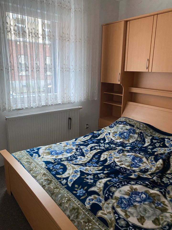 Schlafzimmer Schrank mit Bett in Duisburg