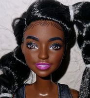 Barbie Puppe Mattel 2015 dunkelhäutig mit Beinprothese Niedersachsen - Algermissen Vorschau